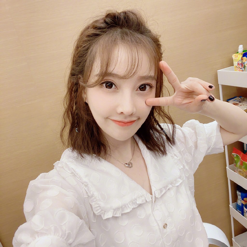 女神崩壞？馮提莫「手一抬」炸出毛叢叢　網驚：好噁心