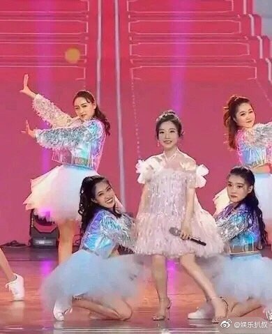 女神崩壞？馮提莫「手一抬」炸出毛叢叢　網驚：好噁心