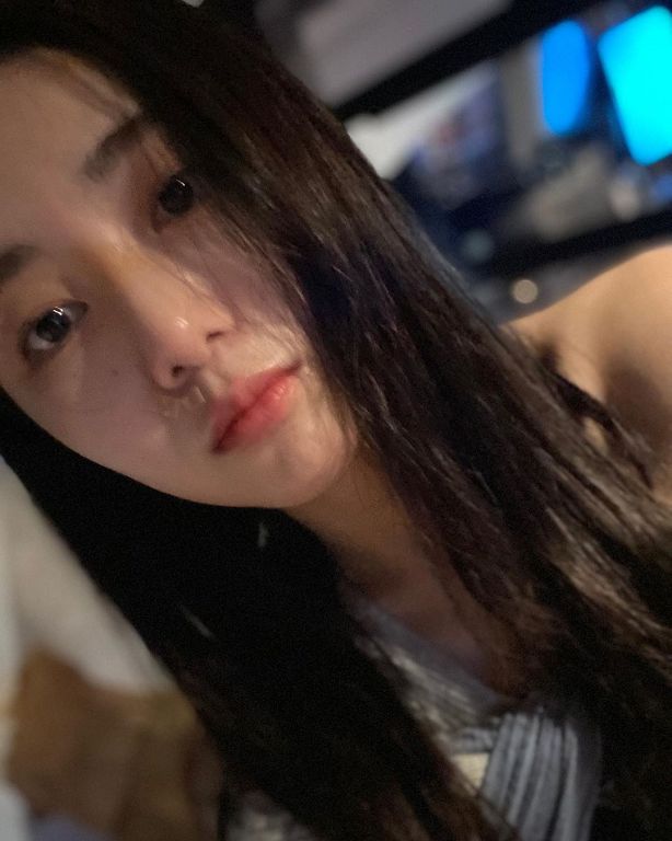 震撼彈！AOA珉娥PO「條碼手腕」控訴：被隊長智珉霸凌長達10年