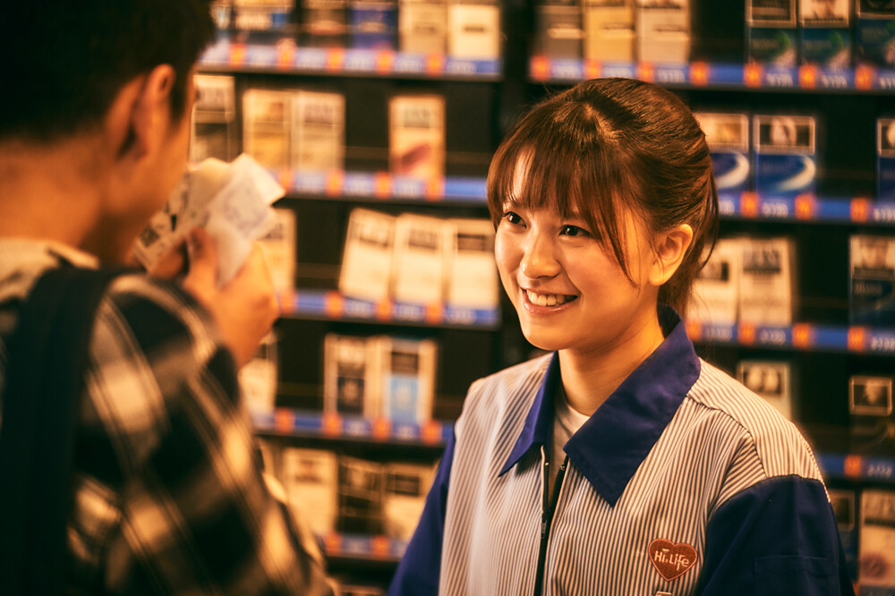 小玉 (項婕如 飾)。在超商努力工作,夢想是替媽媽還債。