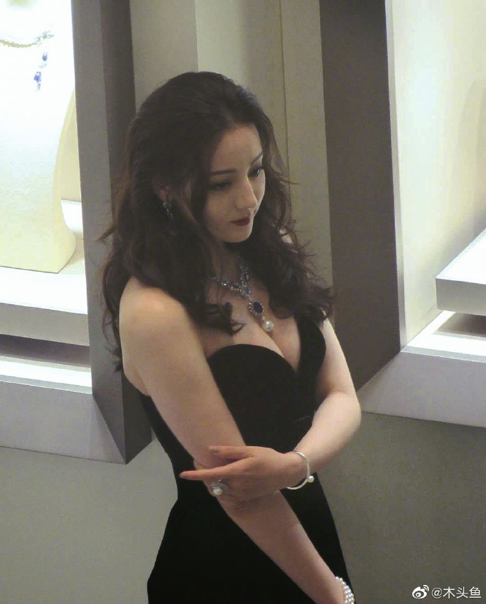 解放性感!迪麗熱巴「深V炸出雪乳」 網看傻:好大