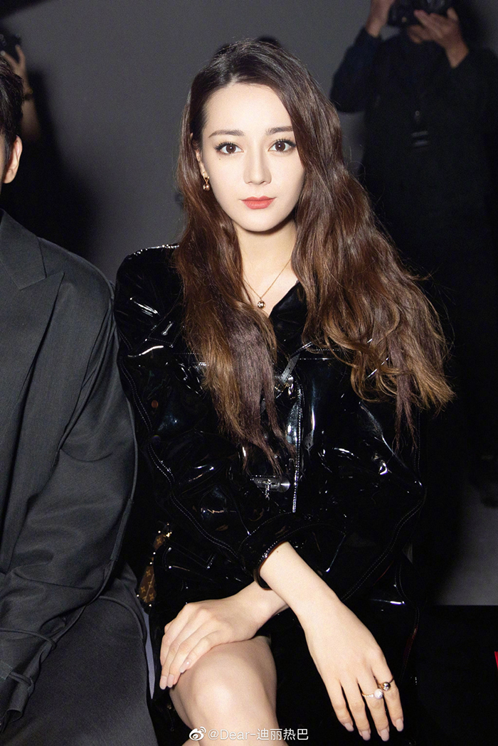 解放性感!迪麗熱巴「深V炸出雪乳」 網看傻:好大