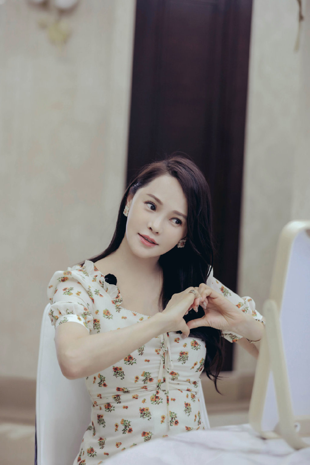 影／挨酸「倚老賣老」！伊能靜「教唱大走音」　隊友無奈表情全拍下！　