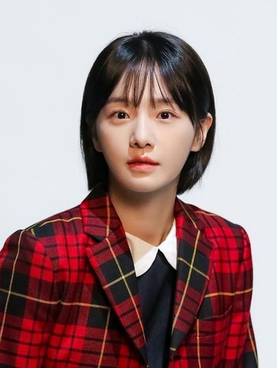 南朱里(朴珪瑛 飾)。個性冷漠、疏離的護士南朱里,與文鋼太是同事關係,兩人關係也十分親近。南朱里與文鋼太共事近一年的時間,雖然偷偷愛慕著他卻也不願表白,後來發現高文英的瘋狂追求後,想盡各種方式讓兩人無法見面。