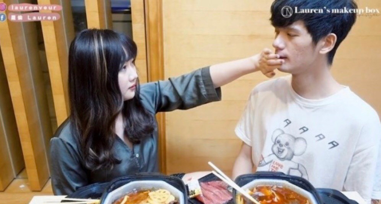 知名Youtuber尊(朱玉恩)前日拍攝影篇開箱新家,提到自己因為受不了哥哥小玉,才決定搬出來的。結果有網友發現尊的臥室怎麼和另一位女Youtuber蘿倫幾乎一樣,懷疑兩人是否在交往,結果遭其他網友酸他根本「已知用火」。