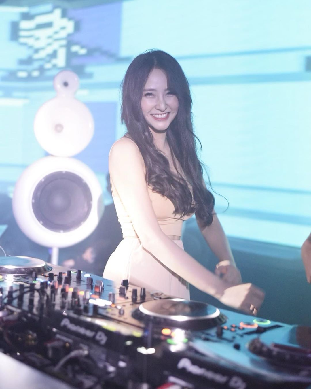 全身只穿內內!超兇正妹「上空辣照」流出 網全暴動:太美!