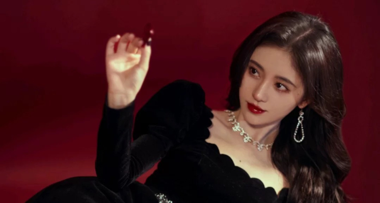 鞠婧禕近日在綜藝節目《青春環遊記》上首次回應「4000美女」的稱呼時,表示自己從未回應過,卻因此處處惹非議,讓她內心很崩潰。