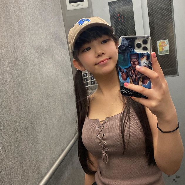 幾乎不穿！合法蘿莉身材太兇「A4遮不住」：F級巨球辦公室露出