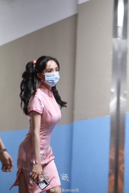 漫畫級身材!楊冪「撐爆旗袍」S曲線全放送 網看傻:真D大!