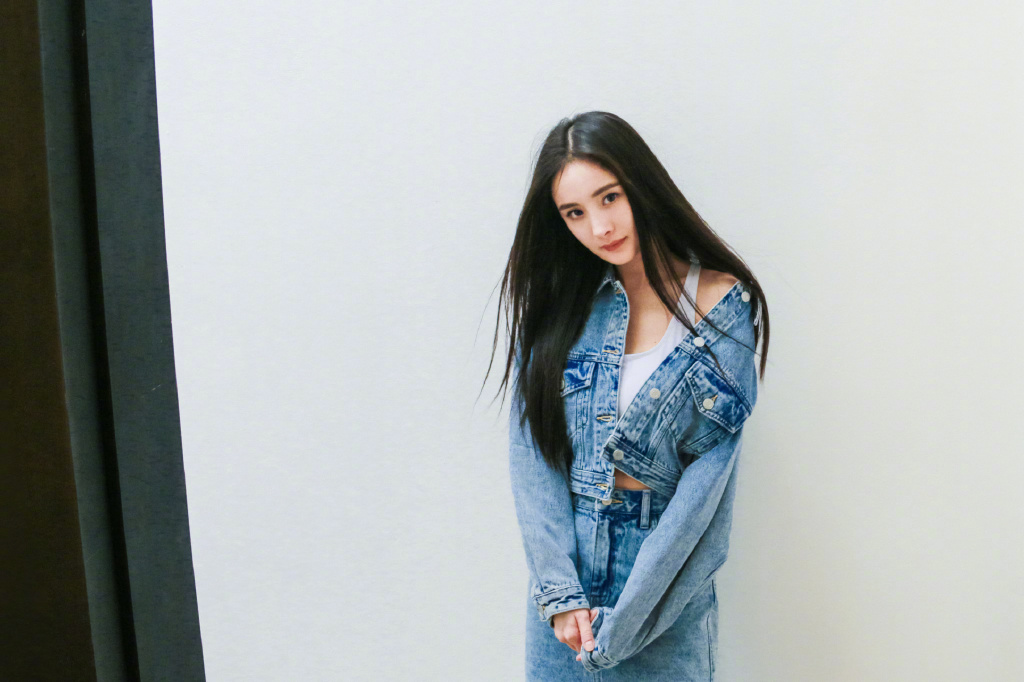 漫畫級身材!楊冪「撐爆旗袍」S曲線全放送 網看傻:真D大!