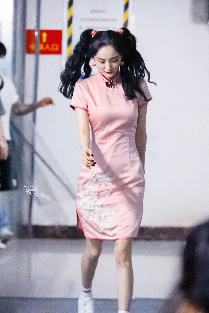 漫畫級身材!楊冪「撐爆旗袍」S曲線全放送 網看傻:真D大!