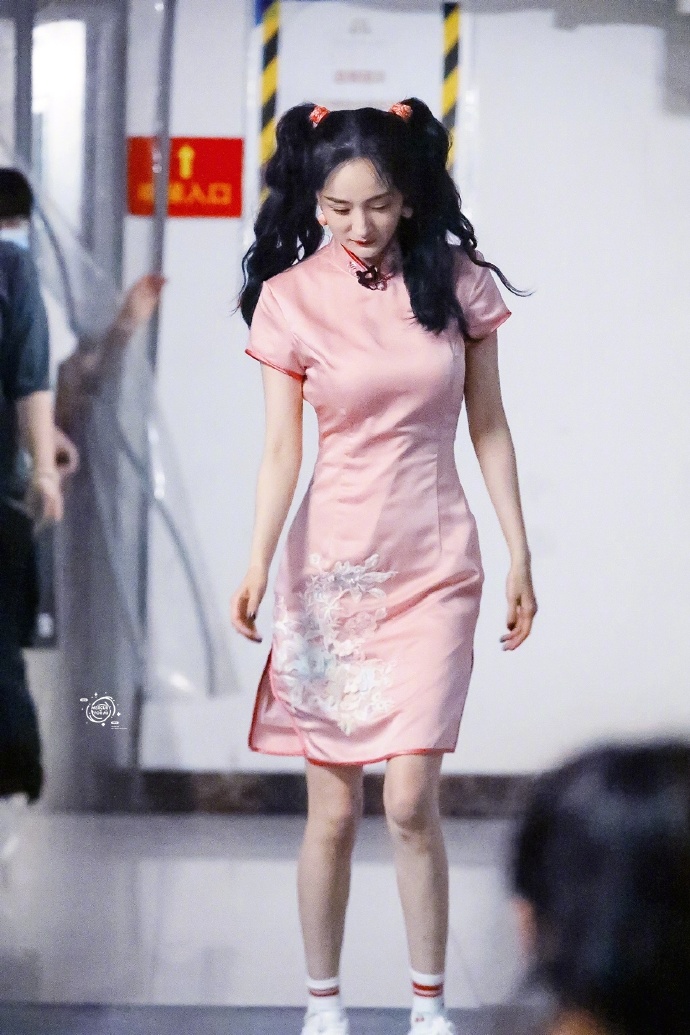 漫畫級身材!楊冪「撐爆旗袍」S曲線全放送 網看傻:真D大!