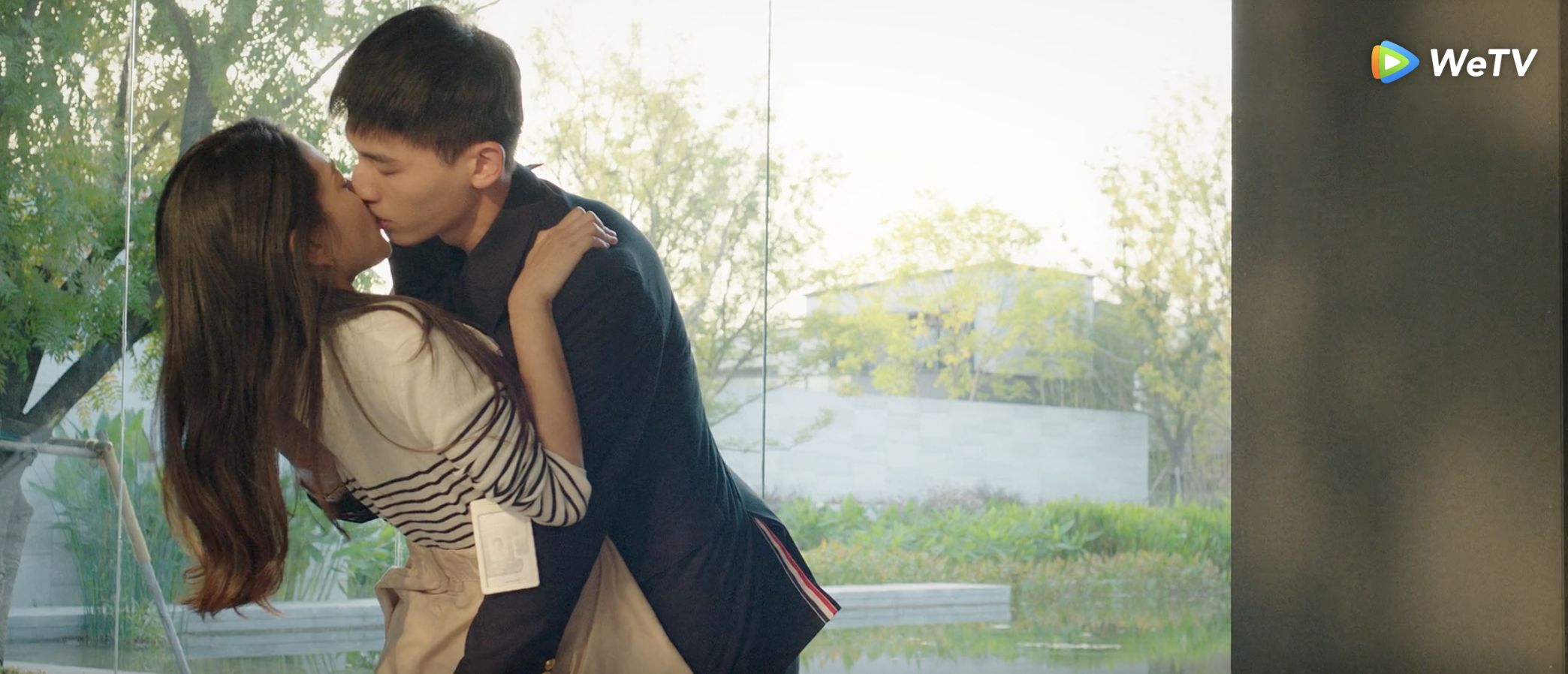 影/《不說謊戀人》辦公室上演「下腰吻」!辛雲來被爆把梁潔「吻到缺氧」:超猛!