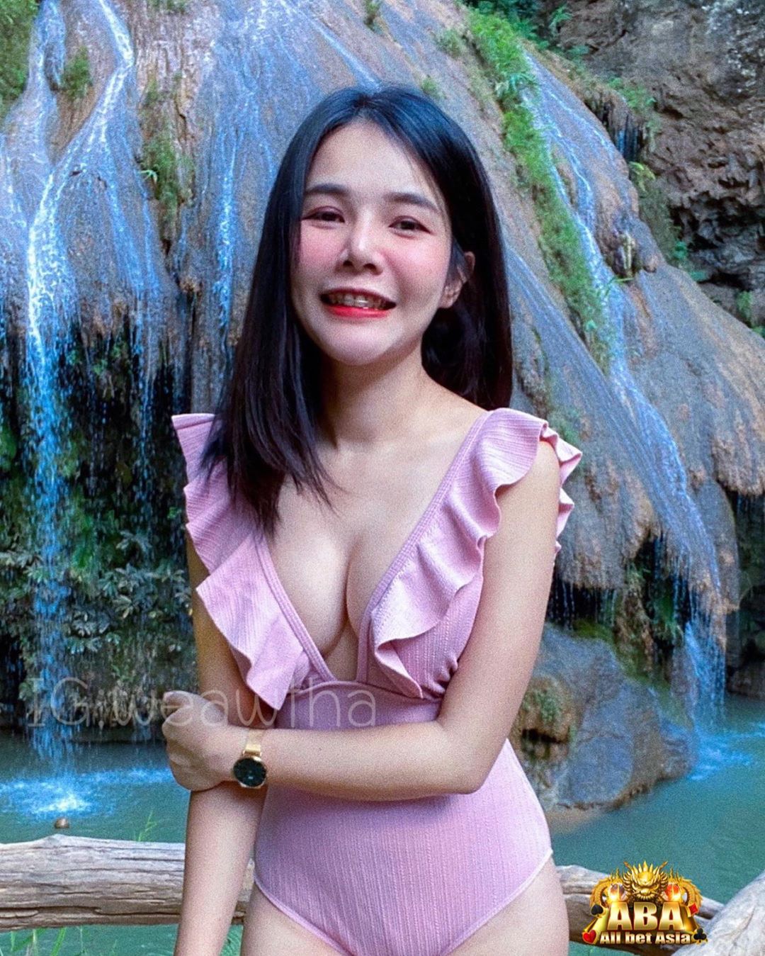 巨球炸出!正妹網紅「爆破小背心」辣爆 網噴血:太正!