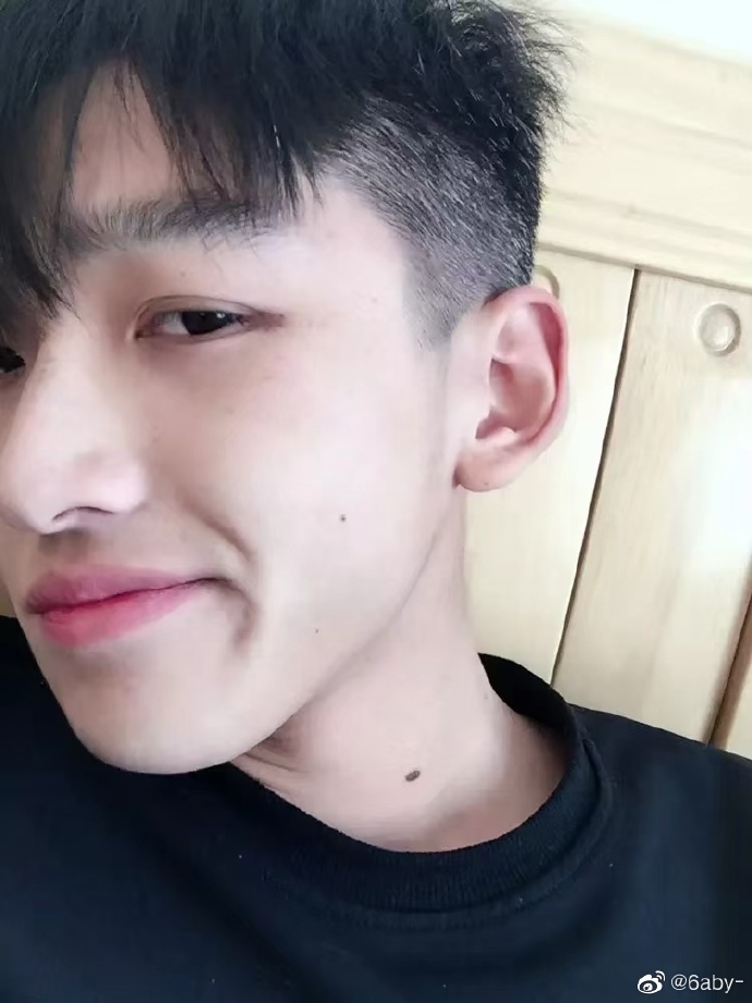 顏值嚴重降低?100KG厚片女孩曝光「老公青澀矬照」 「超狂反差」網全笑歪!