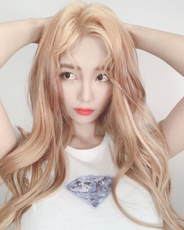 衣服太短！H級直播主一彎腰「長輩噴出」　網：沒穿內內？