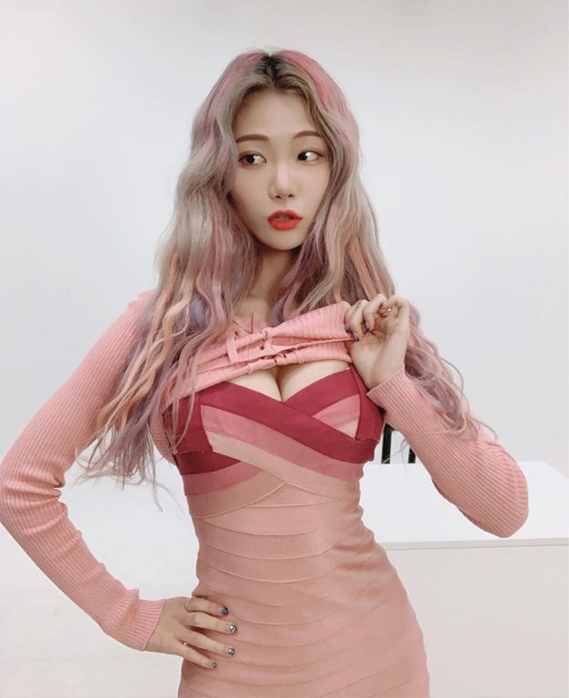 衣服太短！H級直播主一彎腰「長輩噴出」　網：沒穿內內？