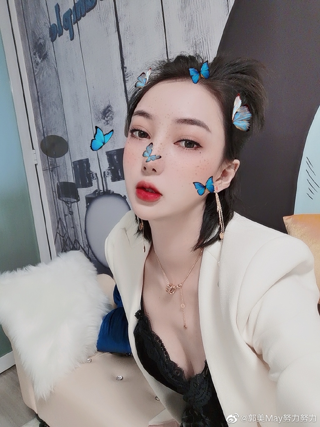 曾因炫富坐牢!超兇網紅遭疑「包養鮮肉」 甜曬「交疊片」:是他養我!