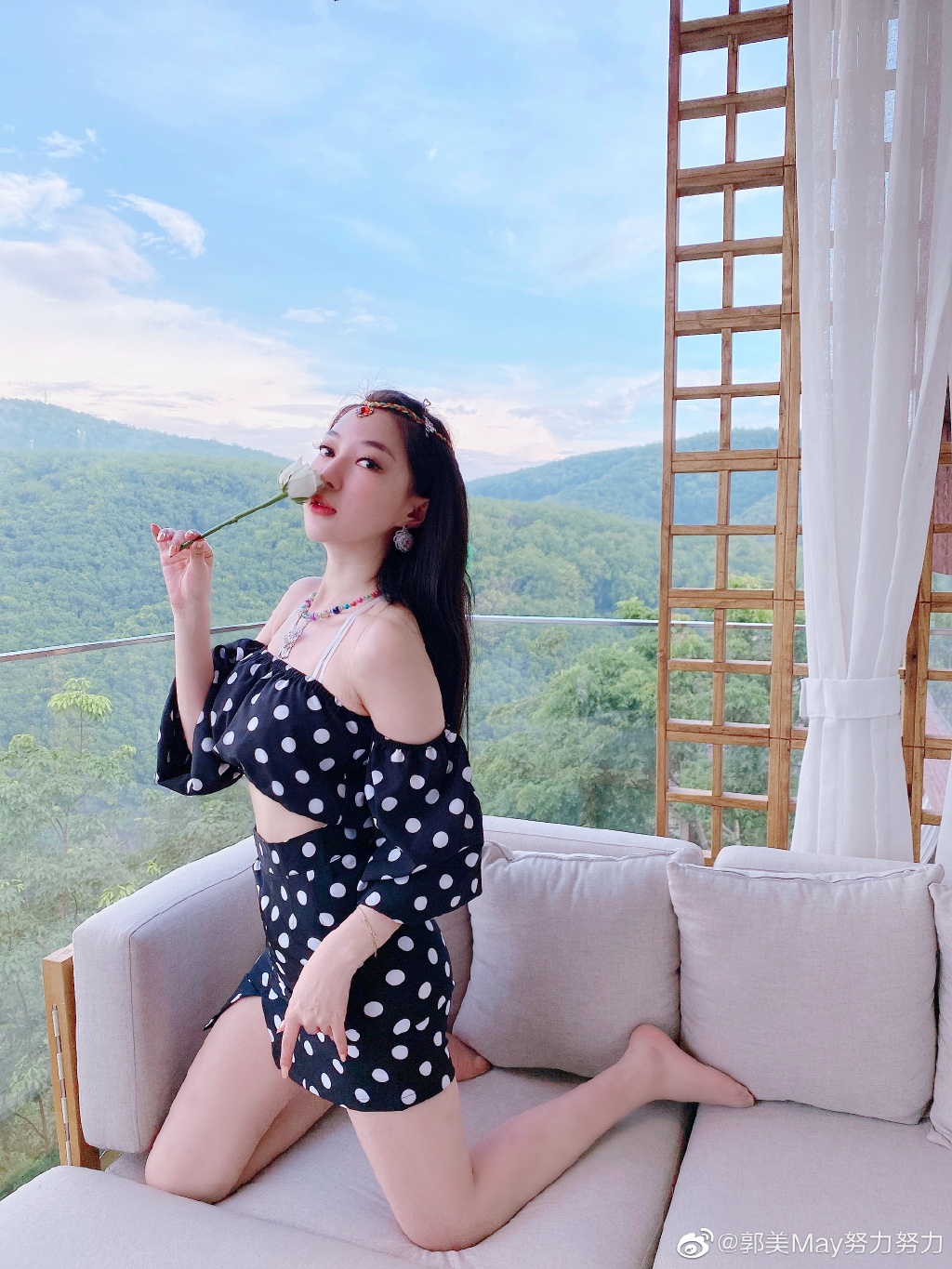 曾因炫富坐牢!超兇網紅遭疑「包養鮮肉」 甜曬「交疊片」:是他養我!