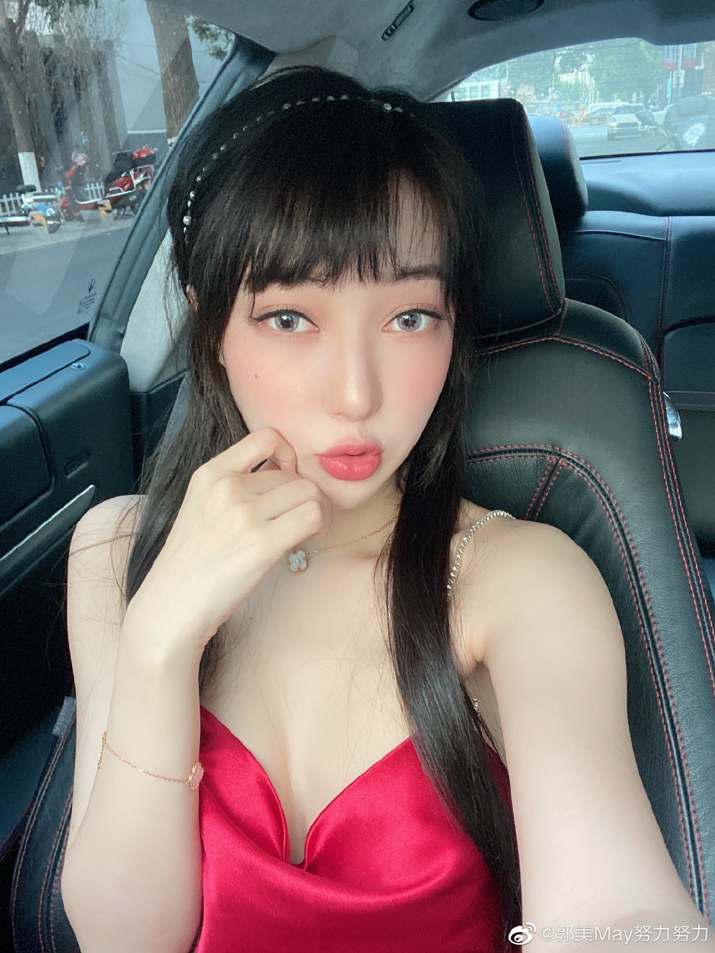 曾因炫富坐牢!超兇網紅遭疑「包養鮮肉」 甜曬「交疊片」:是他養我!