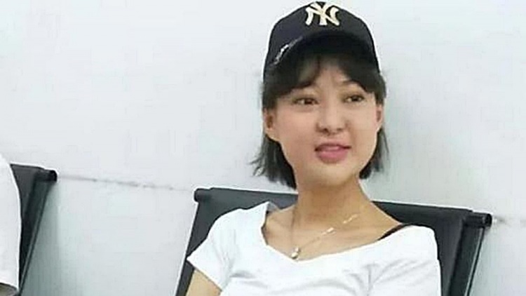 曾因炫富坐牢!超兇網紅遭疑「包養鮮肉」 甜曬「交疊片」:是他養我!