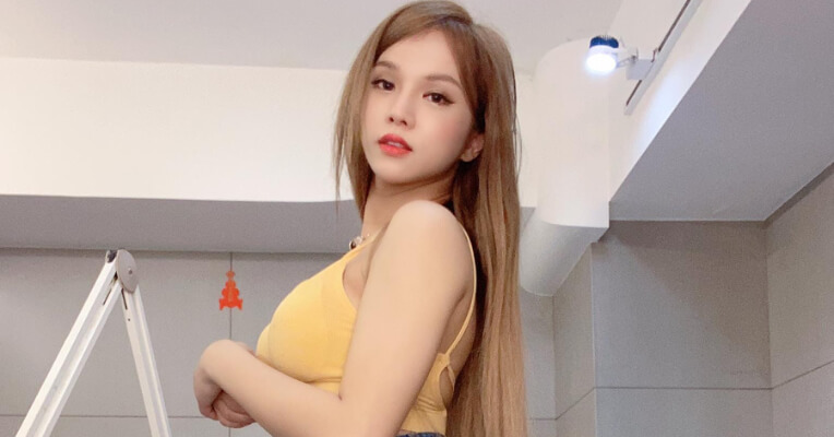 有夠翹！小A辣蜜臀彈出牛仔褲　網驚：看到會出車禍