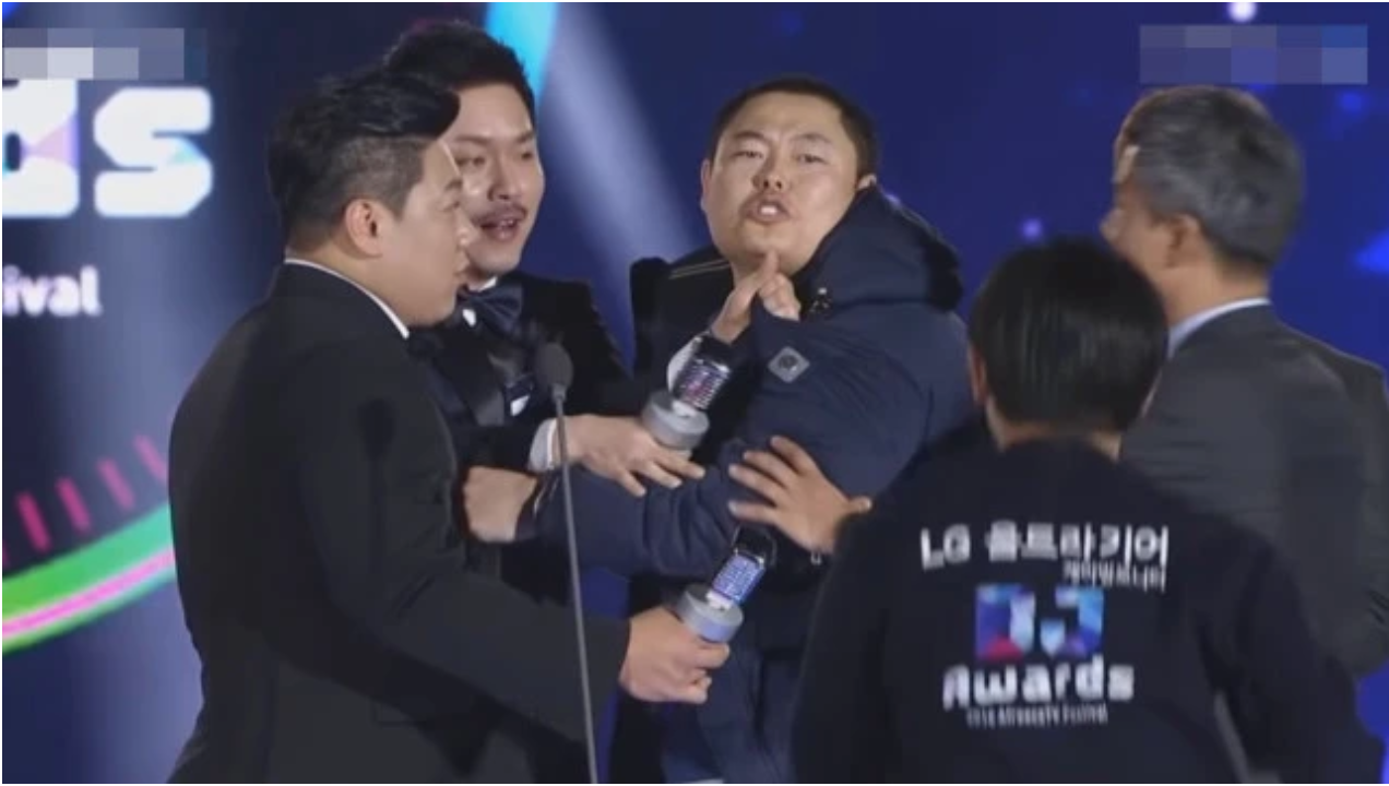 據韓媒報導,網紅直播主Jin Warren Buffett(金賢基)於8日清晨7點被證實死訊。根據監視器畫面發現,他從自家公寓頂樓20樓一躍而下,消息一出震驚不少網友。 Jin Warren Buffett(金賢基)可說是BJ界「元組級」的網紅,曾拍攝過許多影片,還參加過韓國TVN的綜藝節目《Martian Virus》,向來以大膽搞笑的風格聞名。但2012年傳出他對其他網紅性騷擾的醜聞,於是之後便轉戰Youtube界。 現今成為網紅,看上去雖然風光,但也意味著要承擔公眾輿論以及許多惡意留言。Jin Warren Buffett就疑似因網路霸凌而造成抑鬱症,當日他從20層高樓墜下時,發出一聲巨響,鄰居見狀後趕緊報警,但不幸當警消人員抵達現場時,Jin Warren Buffett已無生命跡象,死亡細節仍在調查中。 Jin Warren Buffett並未留下任何遺書,而警察卻發現他以傳訊息方式將遺囑傳給朋友。他更公開寫道「謝謝相信我、為我應援的粉絲,請撫慰我的冤魂,我的生命就到此為止了,雖然死亡很可怕,但想要讓心情變得舒適一點,抱歉了,家人跟粉絲,葬禮請幫我辦得有趣一點。」字裡行間透露出尋短的心思,只是當時大家以為他在開玩笑,並無人當真,才造成這等憾事。 近年來因抑鬱症自殺的偶像、網紅不計其數,許多人都是因無法再承受網路暴力而選擇了了結自己的生命結束網路霸凌。例如南韓女星雪莉、具荷拉等人。南韓曾推行過「崔真實法」這樣的網路實名法則,意圖降低網友在網路不當發言的機率,但最後仍因種種問題而導致失敗收場。現今自殺情況日益嚴重,又打算再度推行網路實名制,各界稱之為「雪莉法」,也望除了政府的努力外,民眾在網路發言時也應當注意他人感受,勿再造成遺憾。 《台灣達人秀》提醒您:自殺不能解決問題,請愛惜生命向他人求助,防自殺專線請撥1995。