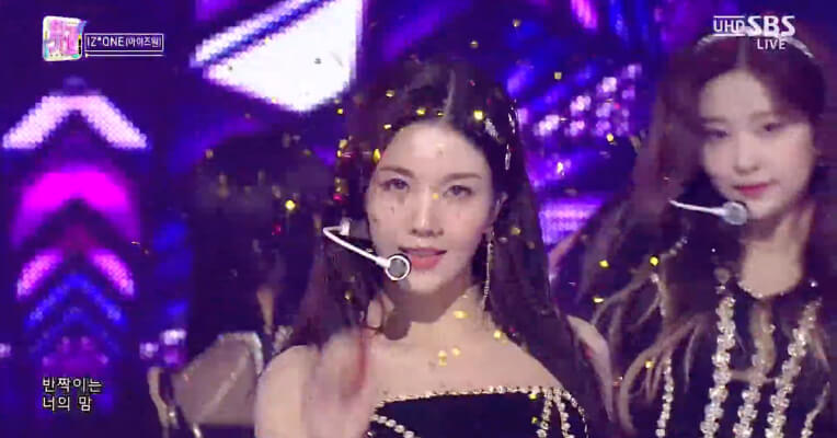 腳傷後回歸舞台！IZ*ONE隊長權恩妃自帶出場特效　半空撒亮片好吸睛