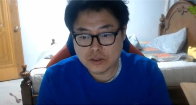 據韓媒報導,網紅直播主Jin Warren Buffett(金賢基)於8日清晨7點被證實死訊。根據監視器畫面發現,他從自家公寓頂樓20樓一躍而下,消息一出震驚不少網友。
