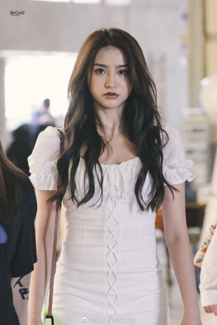 水桶腰、雙下巴見客！《青你2》金子涵「真實身材曝光」　網全嚇歪！