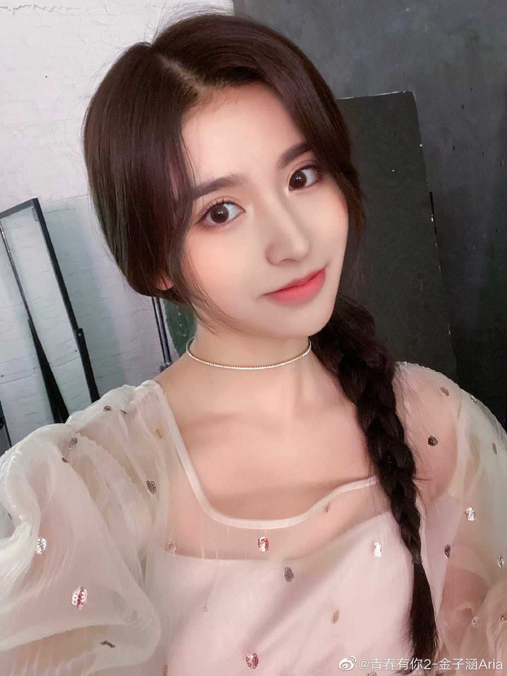 水桶腰、雙下巴見客！《青你2》金子涵遭曝「真實身材」　網全嚇歪！