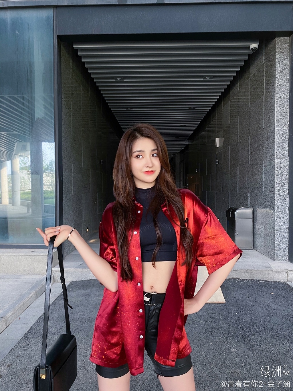 水桶腰、雙下巴見客！《青你2》金子涵「真實身材曝光」　網全嚇歪！