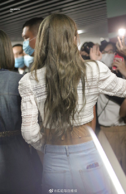 背後貼滿膠帶！THE9喻言「大片刺青曝光」　網掀論戰：當偶像還刺青？