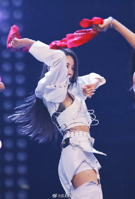 背後貼滿膠帶！THE9喻言「大片刺青曝光」　網掀論戰：當偶像還刺青？