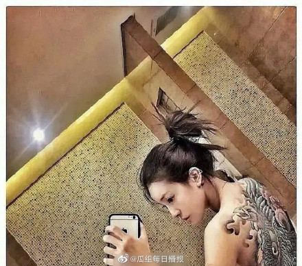 背後貼滿膠帶！THE9喻言「大片刺青曝光」　網掀論戰：當偶像還刺青？