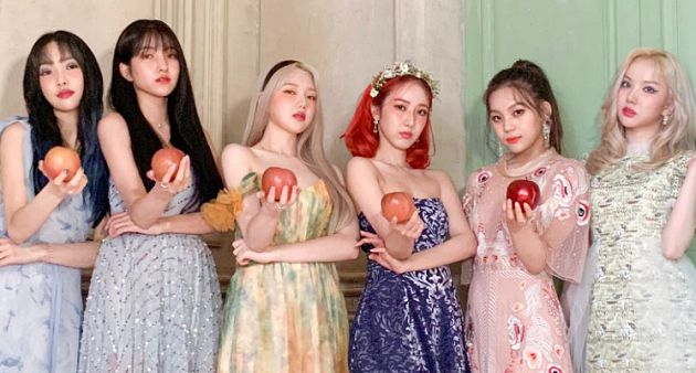 這誰？GFRIEND一甩清純甜美風「暗黑風格」亮相：紫色嘴唇造型曝光
