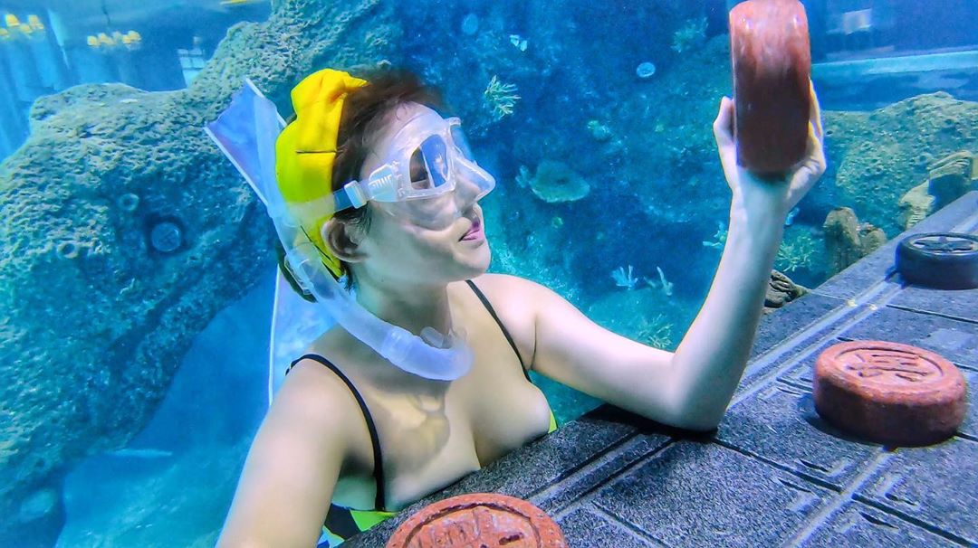 巨球撐爆比基尼!超兇女星「縫縫吃布」 網噴血:辣爆!