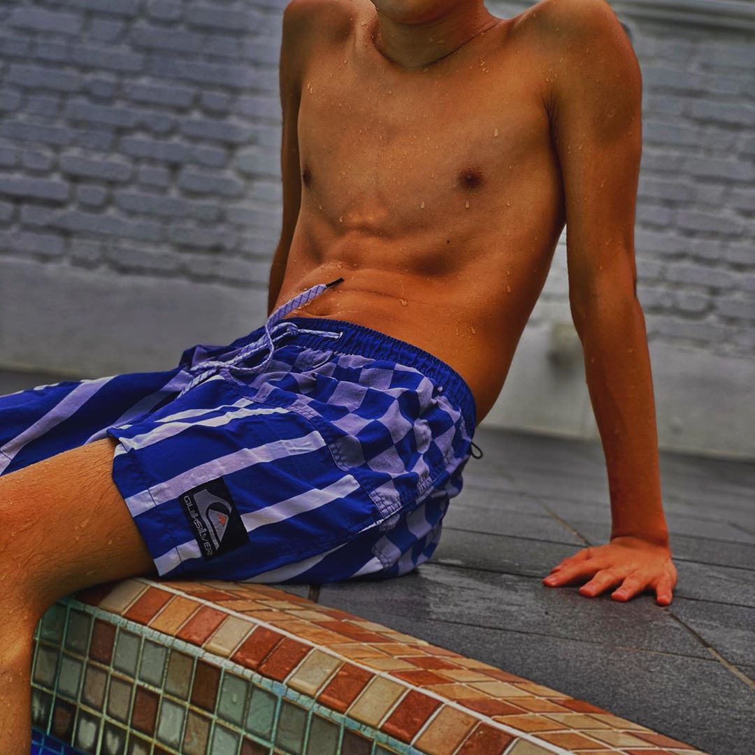 12歲身材超逆天!張柏芝兒子「冰塊腹肌炸裂」 網嚇歪:和爸爸一模一樣