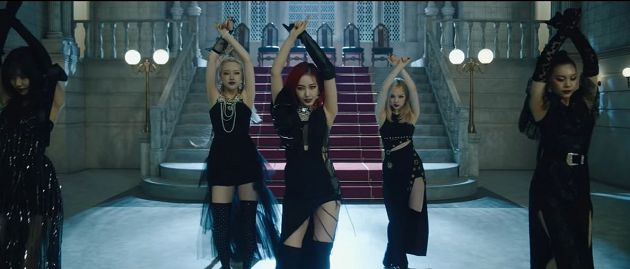 這誰？GFRIEND一甩清純甜美風「暗黑風格」亮相：紫色嘴唇造型曝光