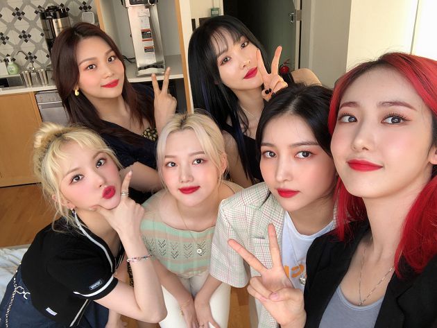 這誰？GFRIEND一甩清純甜美風「暗黑風格」亮相：紫色嘴唇造型曝光