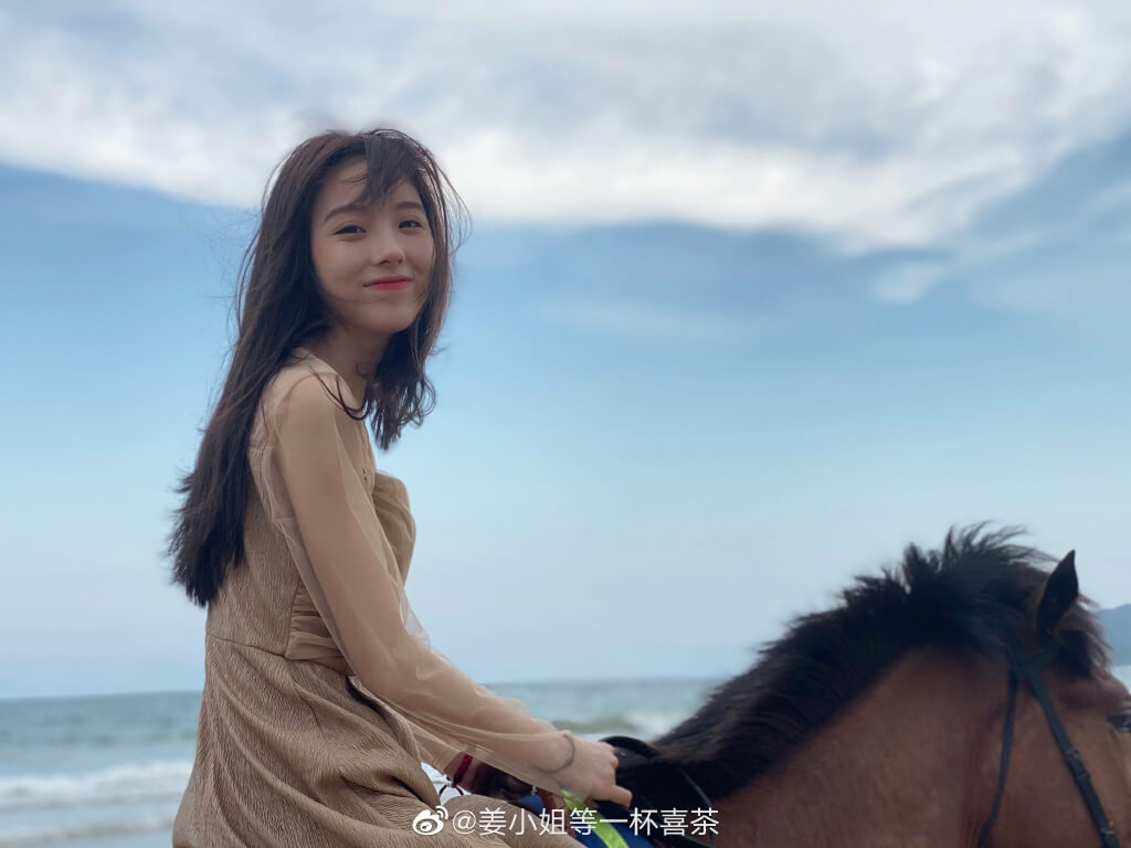 乾爹斗內破千萬!正妹直播主求禮物「快要吃不飽」 網傻眼:太做作