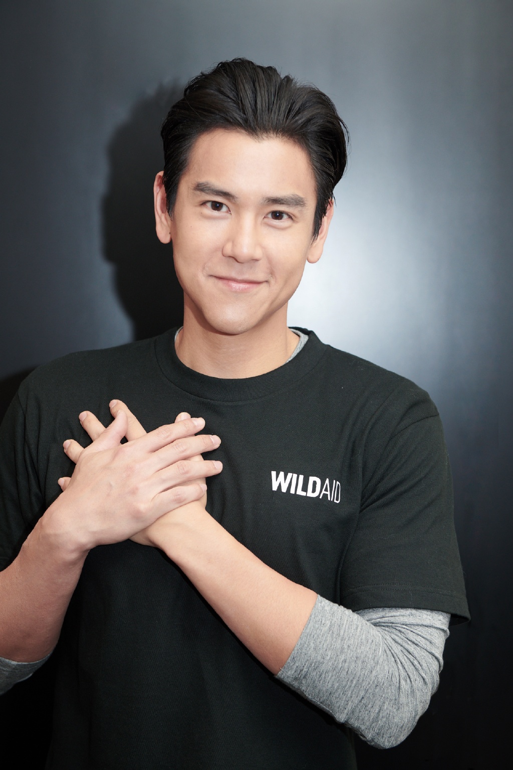 男神大崩壞!彭于晏近照「激似流浪漢」 網嚇歪:鼻毛跟鬍子長在一起?