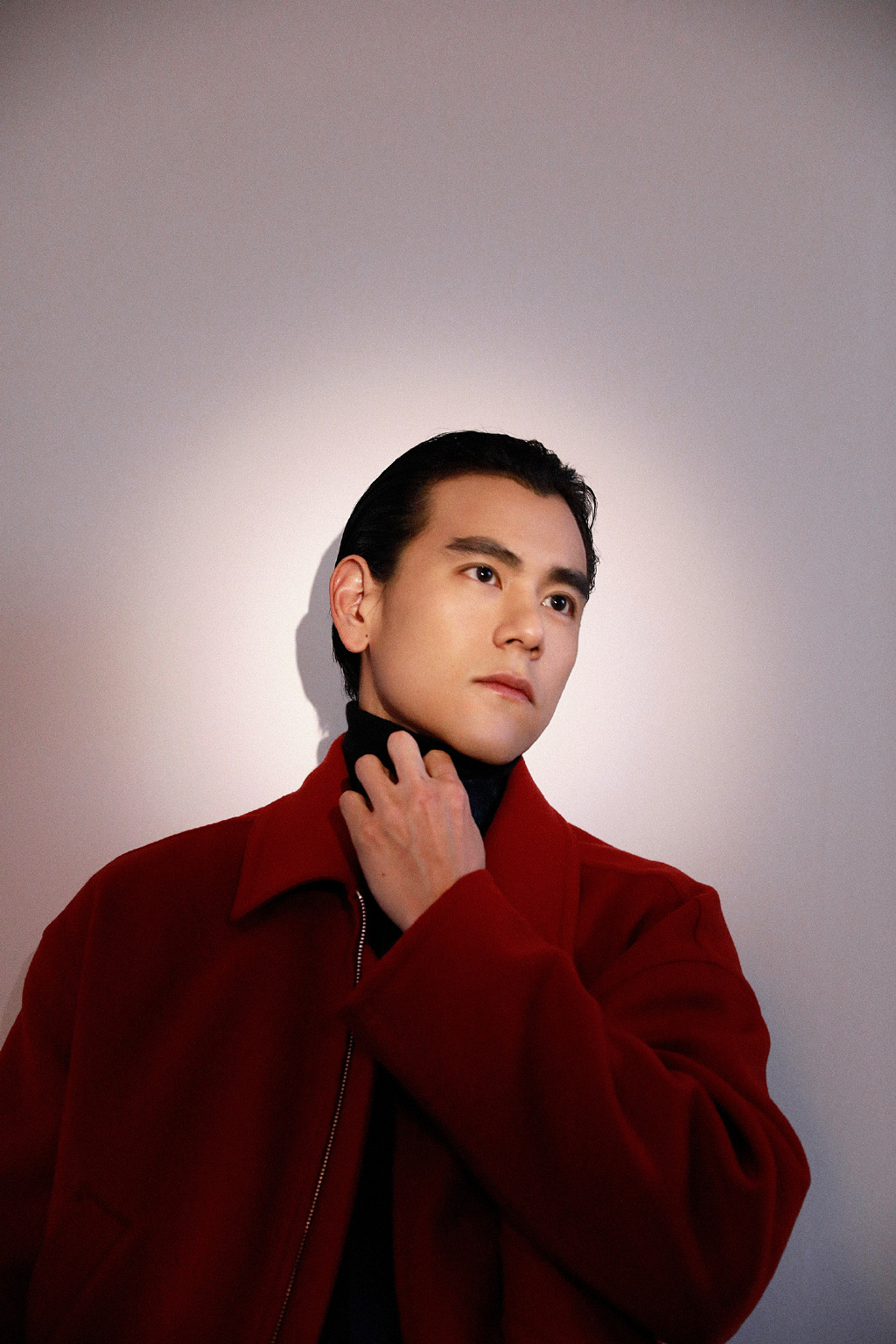 男神大崩壞!彭于晏近照「激似流浪漢」 網嚇歪:鼻毛跟鬍子長在一起?