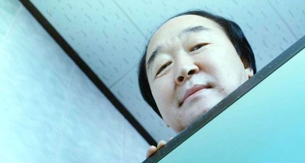 廁所抬頭驚見《熔爐》校長!「太恐怖」出不了戲:老婆3天不理我