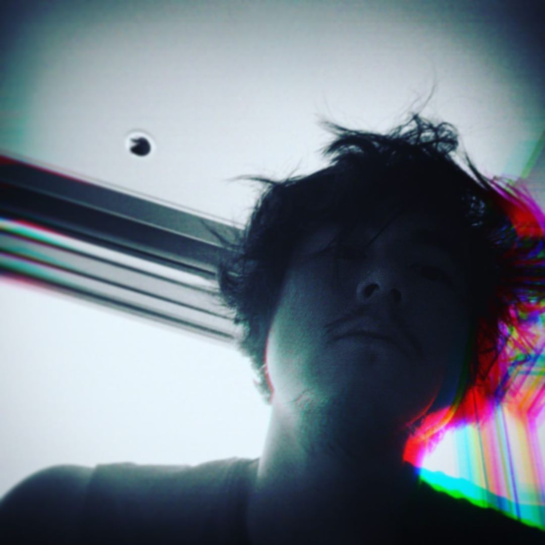 男神大崩壞!彭于晏近照「激似流浪漢」 網嚇歪:鼻毛跟鬍子長在一起?