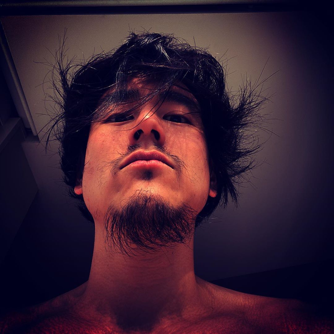 男神大崩壞!彭于晏近照「激似流浪漢」 網嚇歪:鼻毛跟鬍子長在一起?