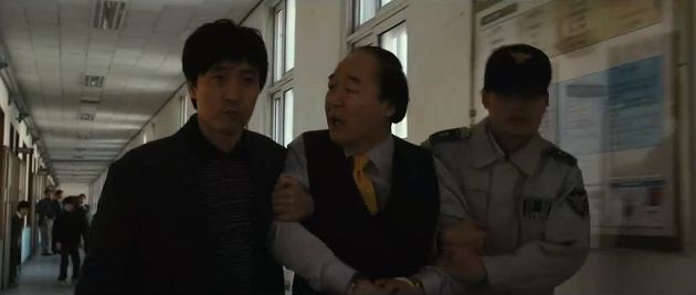 廁所抬頭驚見《熔爐》校長!「太恐怖」出不了戲:老婆3天不理我