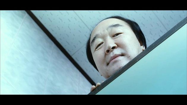 廁所抬頭驚見《熔爐》校長!「太恐怖」出不了戲:老婆3天不理我