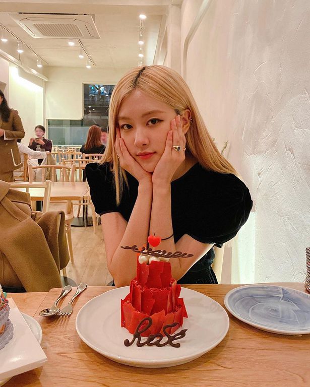 BLACKPINK「Rosé親姊」曝光！100%複製「藝人顏值」：家世背景全揭露