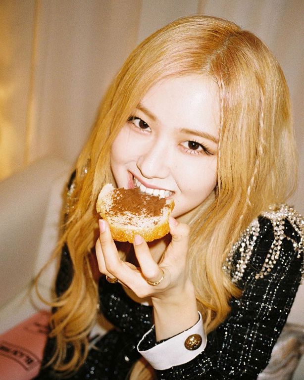 BLACKPINK「Rosé親姊」曝光！100%複製「藝人顏值」：家世背景全揭露